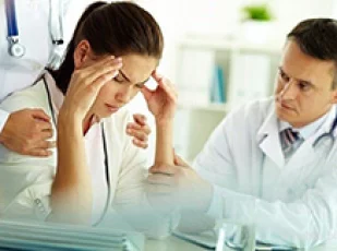 девушка держится за голову