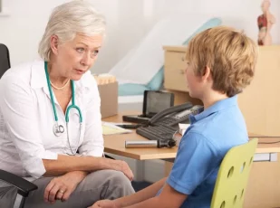 врач с мальчиком