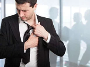 мужчина расслабляет рубашку